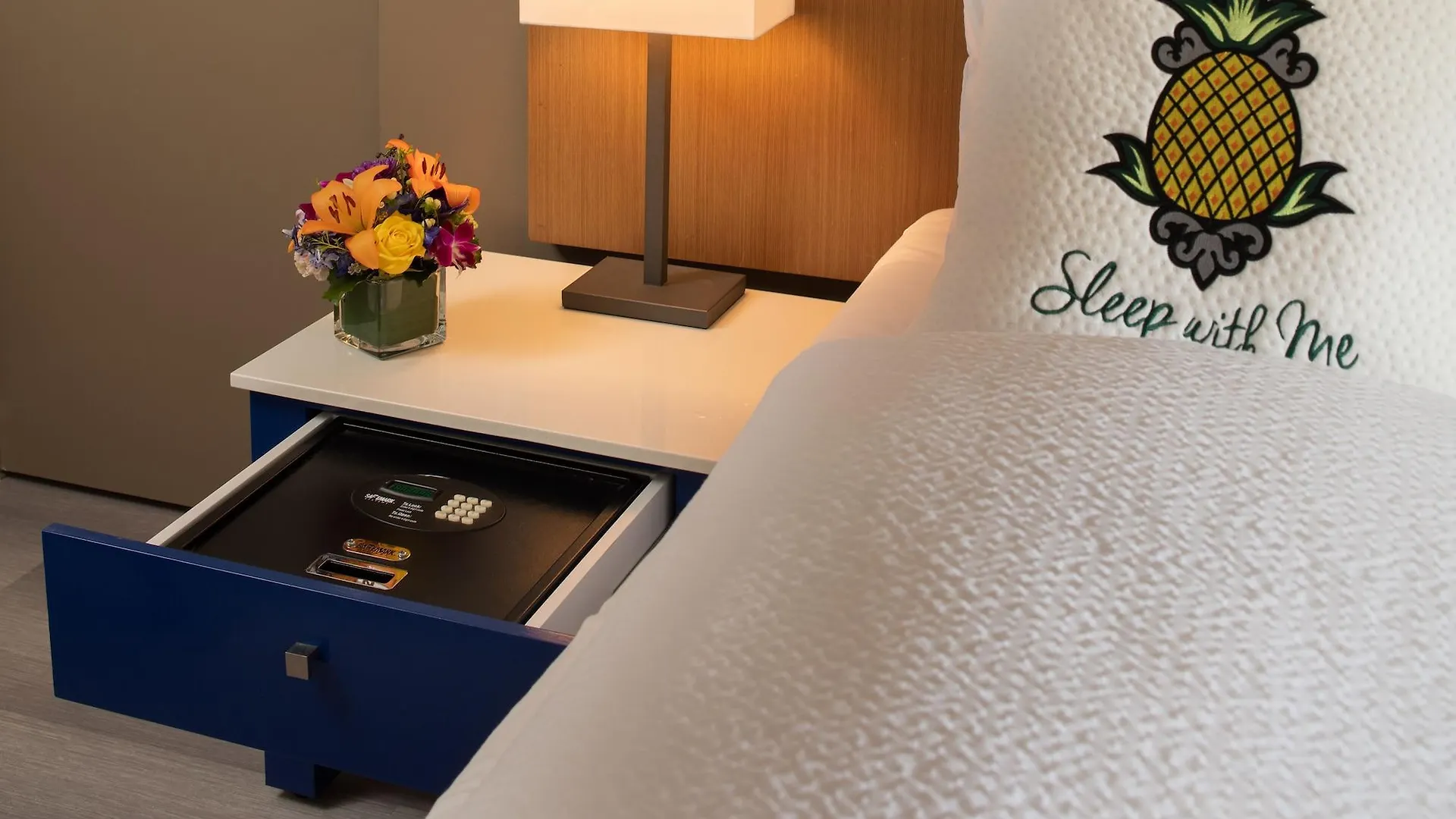Staypineapple, Hotel Rose, Downtown Портленд